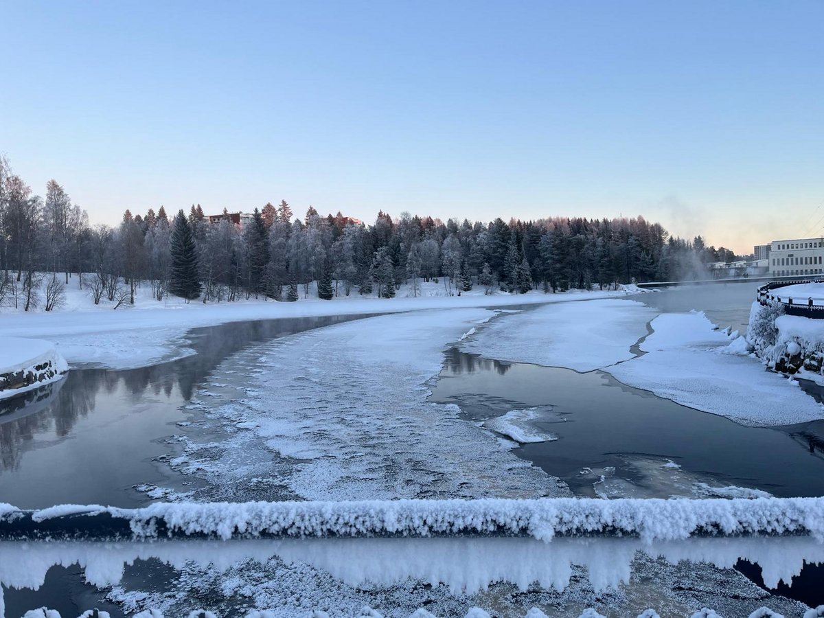 Das Foto zeigt einen eingefrorenen Flussabschnitt in Kajaani (Finnland).