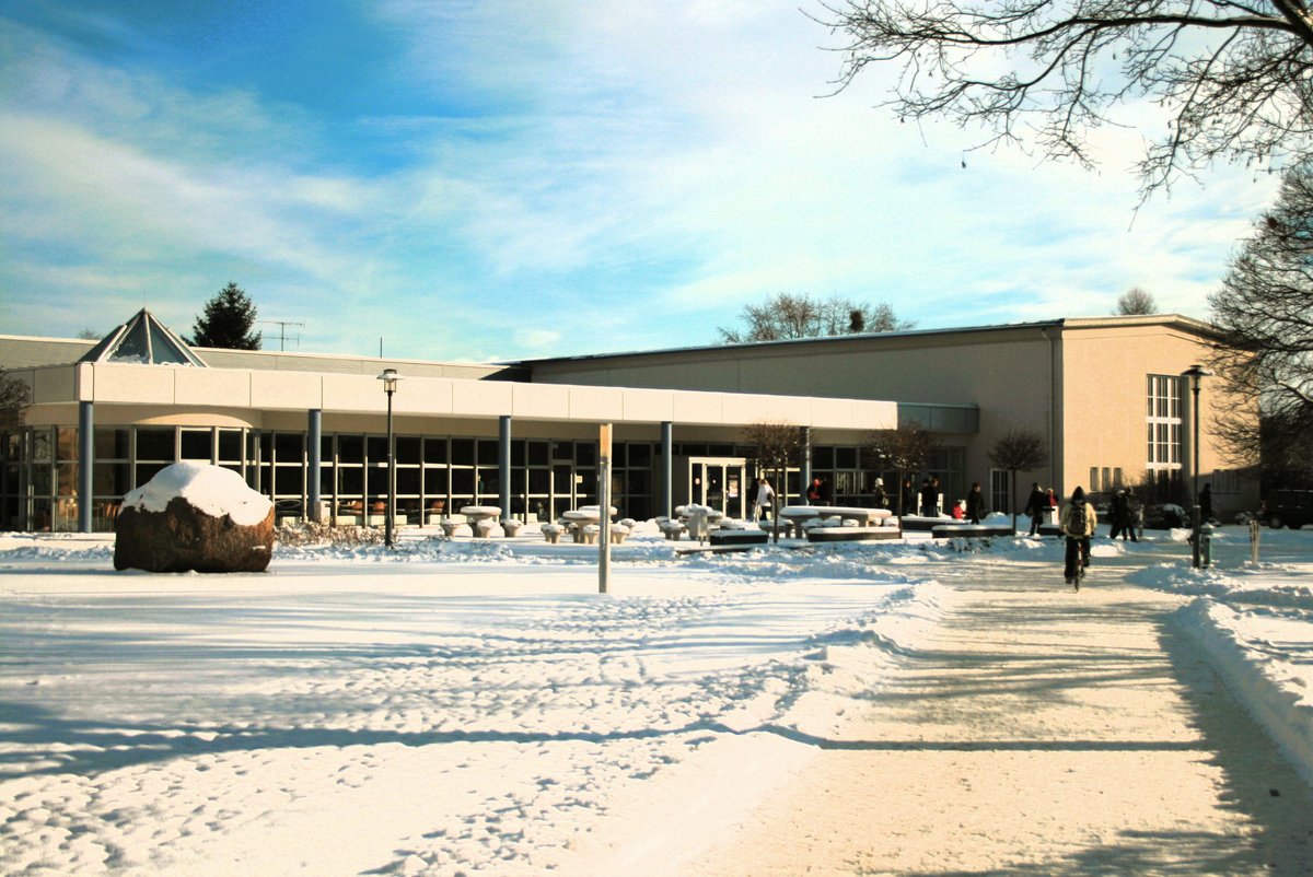 Mensa auf dem verschneiten Campus Senftenberg der BTU.