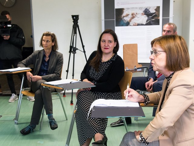 Die BTU-Präsidentin und die Ministerinnen informieren sich