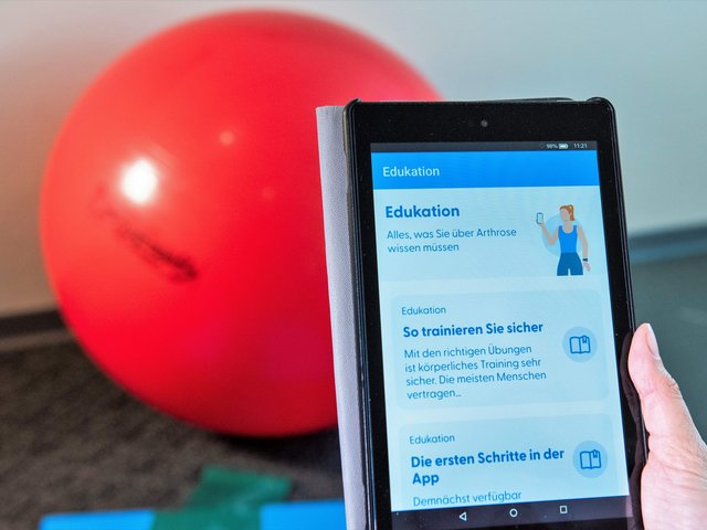 Smartphone mit der App zum Arthrosetraining. Foto: Btu, Ralf Schuster