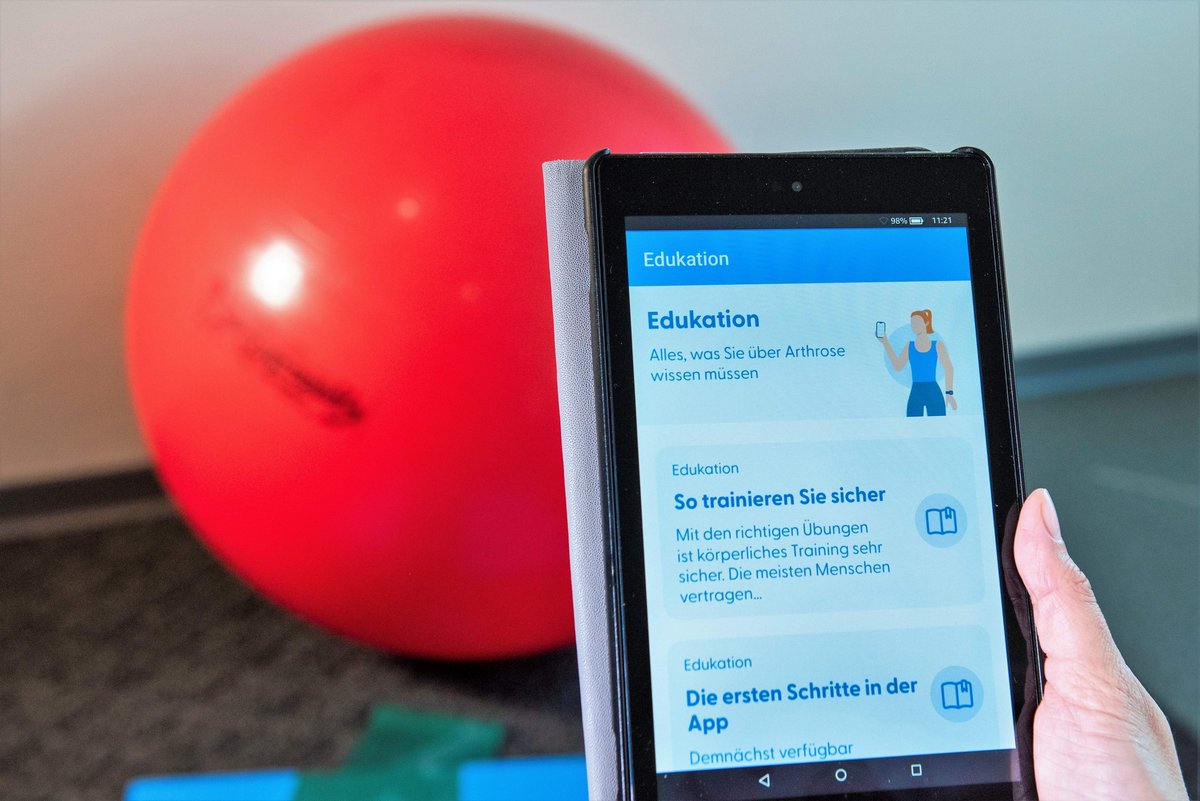 Smartphone mit der App zum Arthrosetraining. Foto: Btu, Ralf Schuster