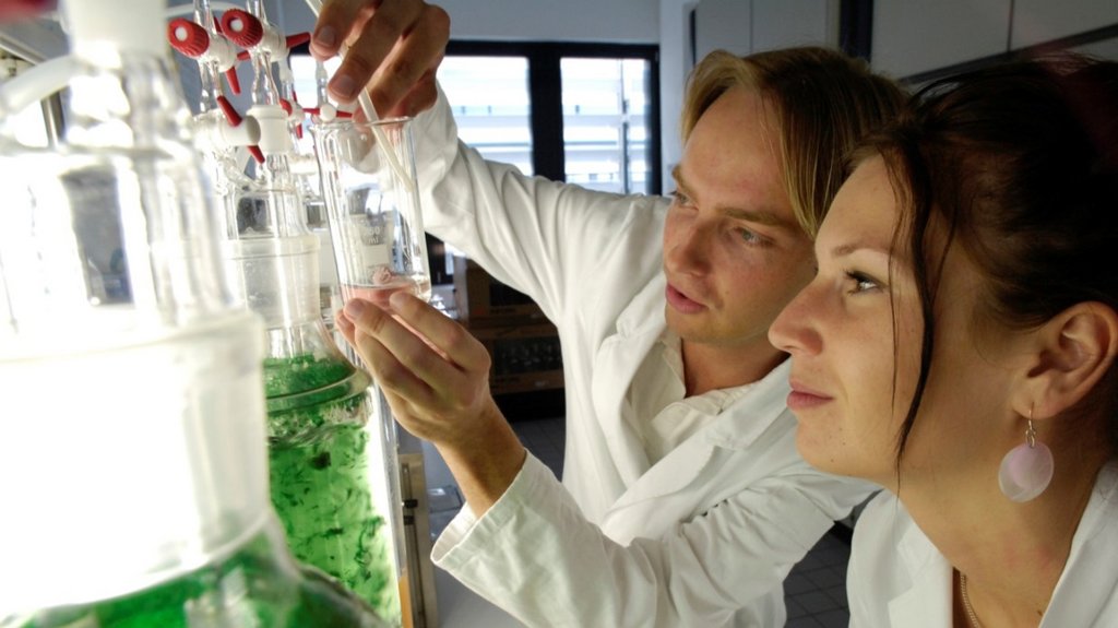 Zwei Studierende während eines Experiments im Labor.