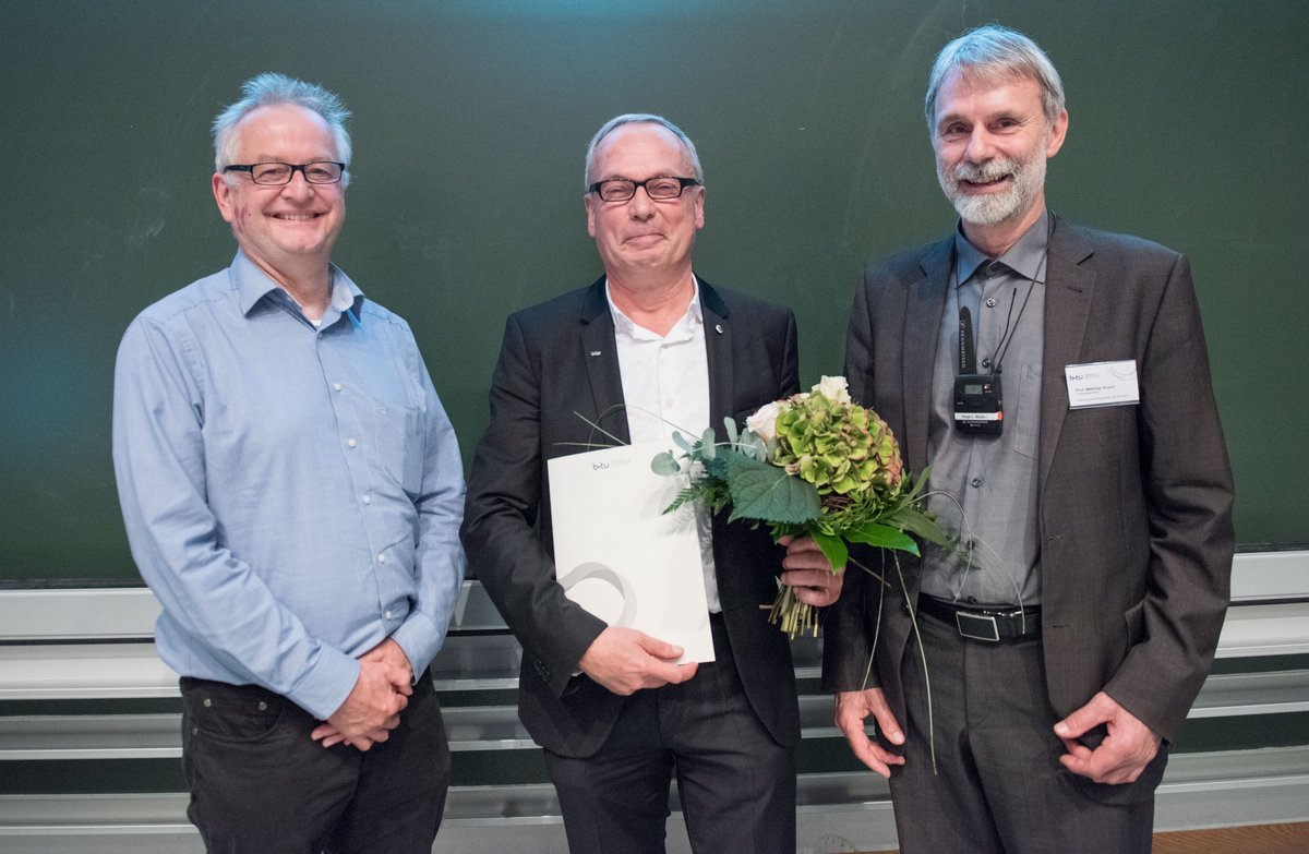 Karl-Eugen Kurrer mit Markus Otto, Dekan der Fakultät 6 und Matthias Koziol, Vizipräsident für Studium und Lehre