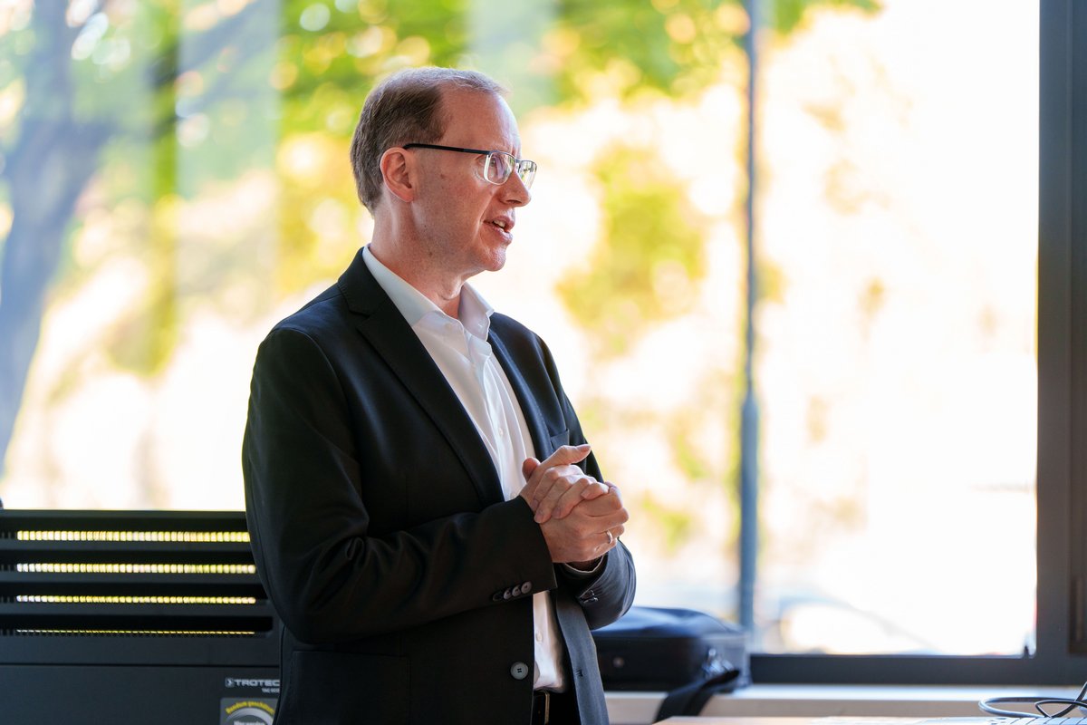 BTU-Vizepräsident für Forschung und Transfer Prof. Dr.-Ing. habil. Michael Hübner begrüßt die Teilnehmenden des BTU-BAM Graduiertenkollegs (Foto: Sascha Thor, BTU)