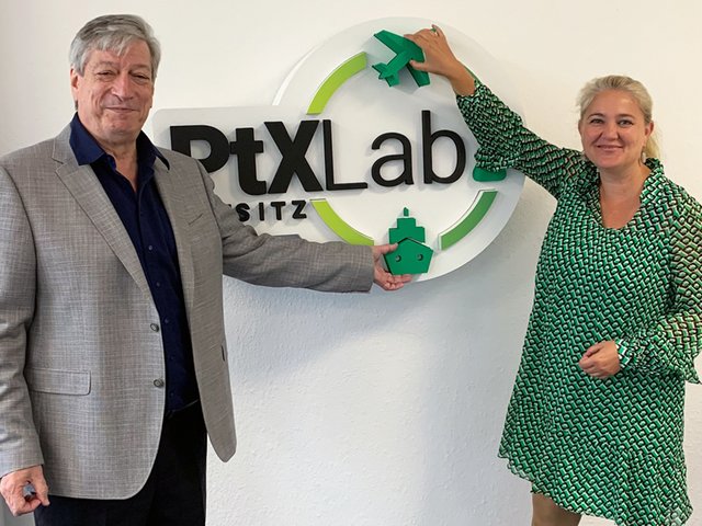 Corinna Enders und Harry Lehmann vor dem Logo des PtX Lab