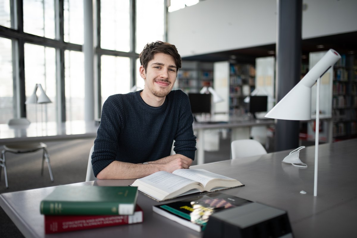 Der Student Jonas Marko im Lesesaal der Universitätsbibliothek