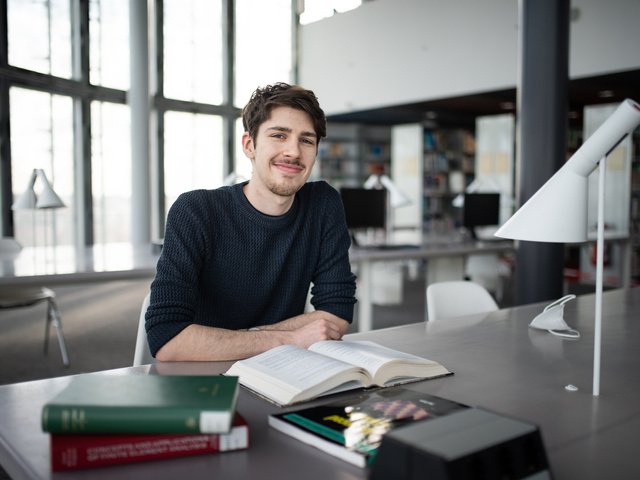 Der Student Jonas Marko im Lesesaal der Universitätsbibliothek