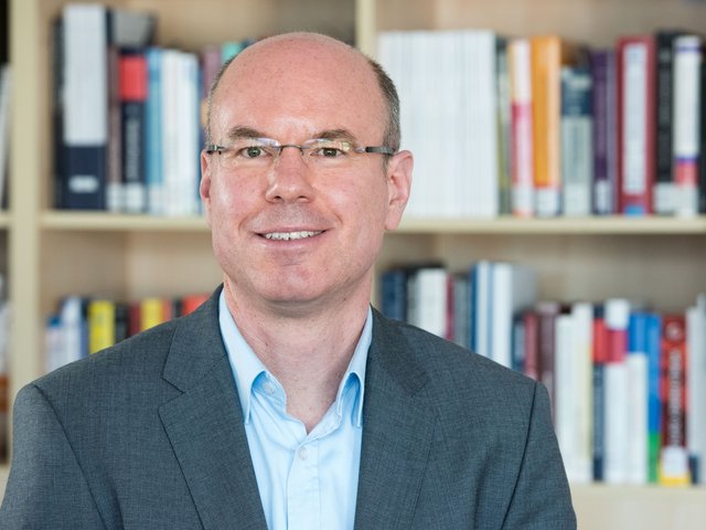 Porträtfoto von Prof. Dr. Felix Müsgens.