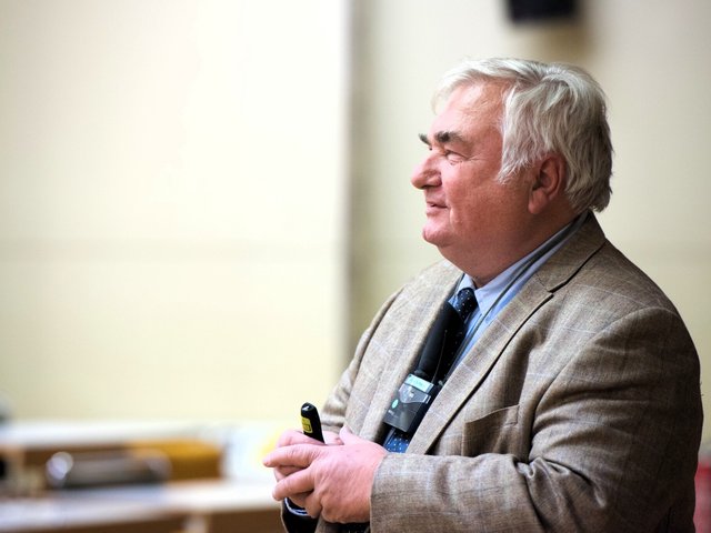 Prof. Dr. Wolfgang Spyra bei einem Vortrag.