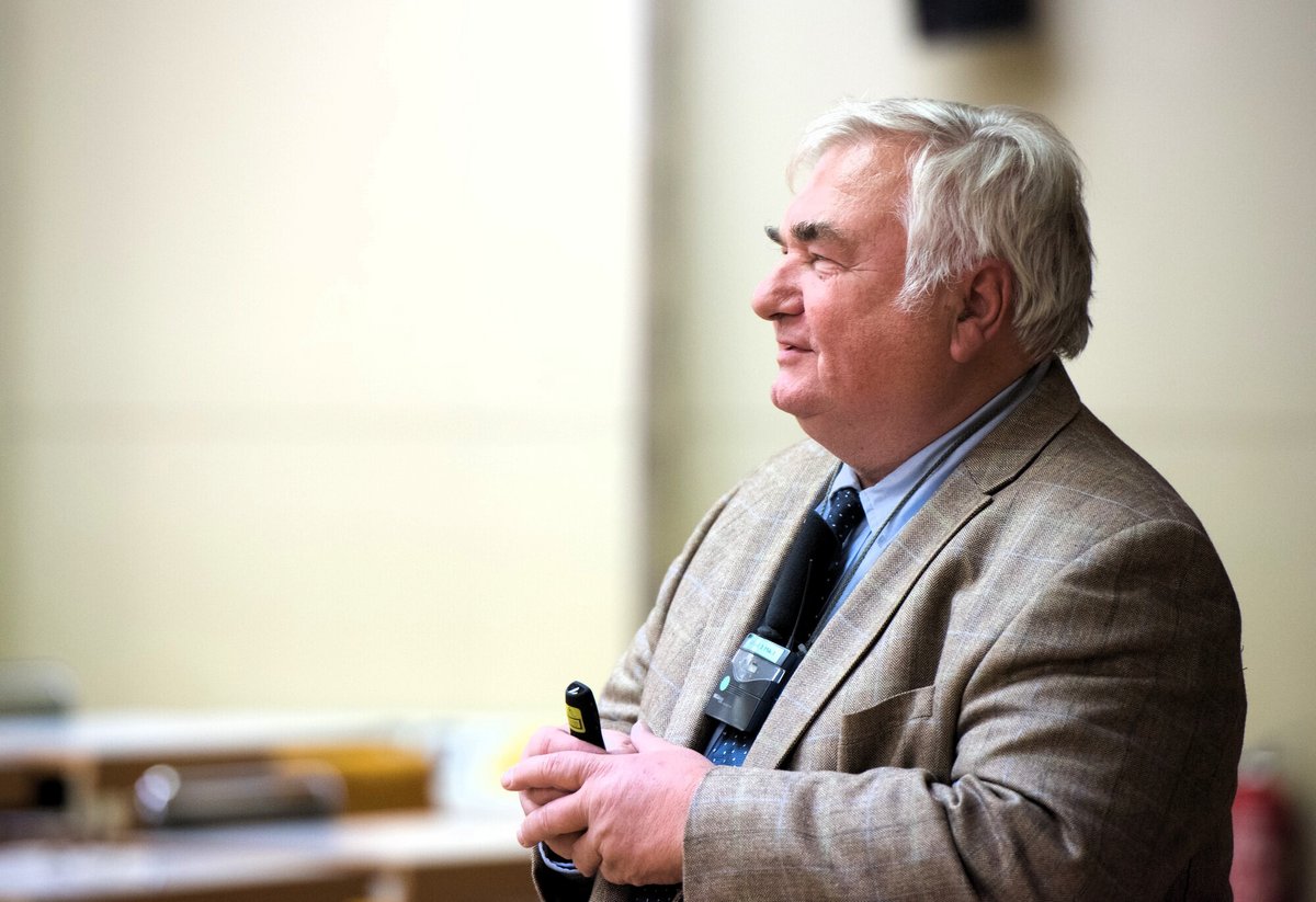 Prof. Dr. Wolfgang Spyra bei einem Vortrag.