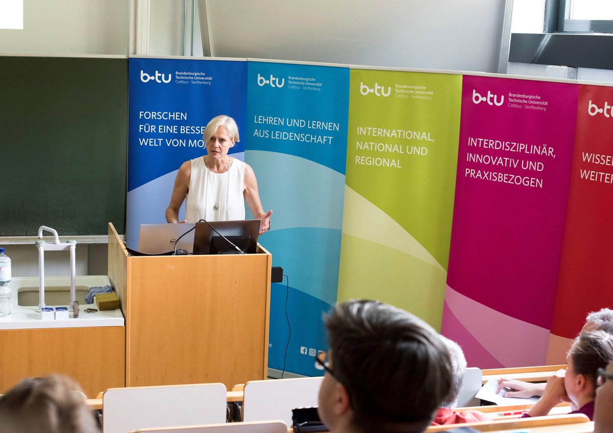 Die Vizepräsidentin der BTU Cottbus–Senftenberg für Wissens- und Technologietransfer und Struktur Prof. Dr. Katrin Salchert, steht am Rednerpult und hält eien Vortrag.