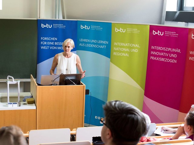 Die Vizepräsidentin der BTU Cottbus–Senftenberg für Wissens- und Technologietransfer und Struktur Prof. Dr. Katrin Salchert, steht am Rednerpult und hält eien Vortrag.