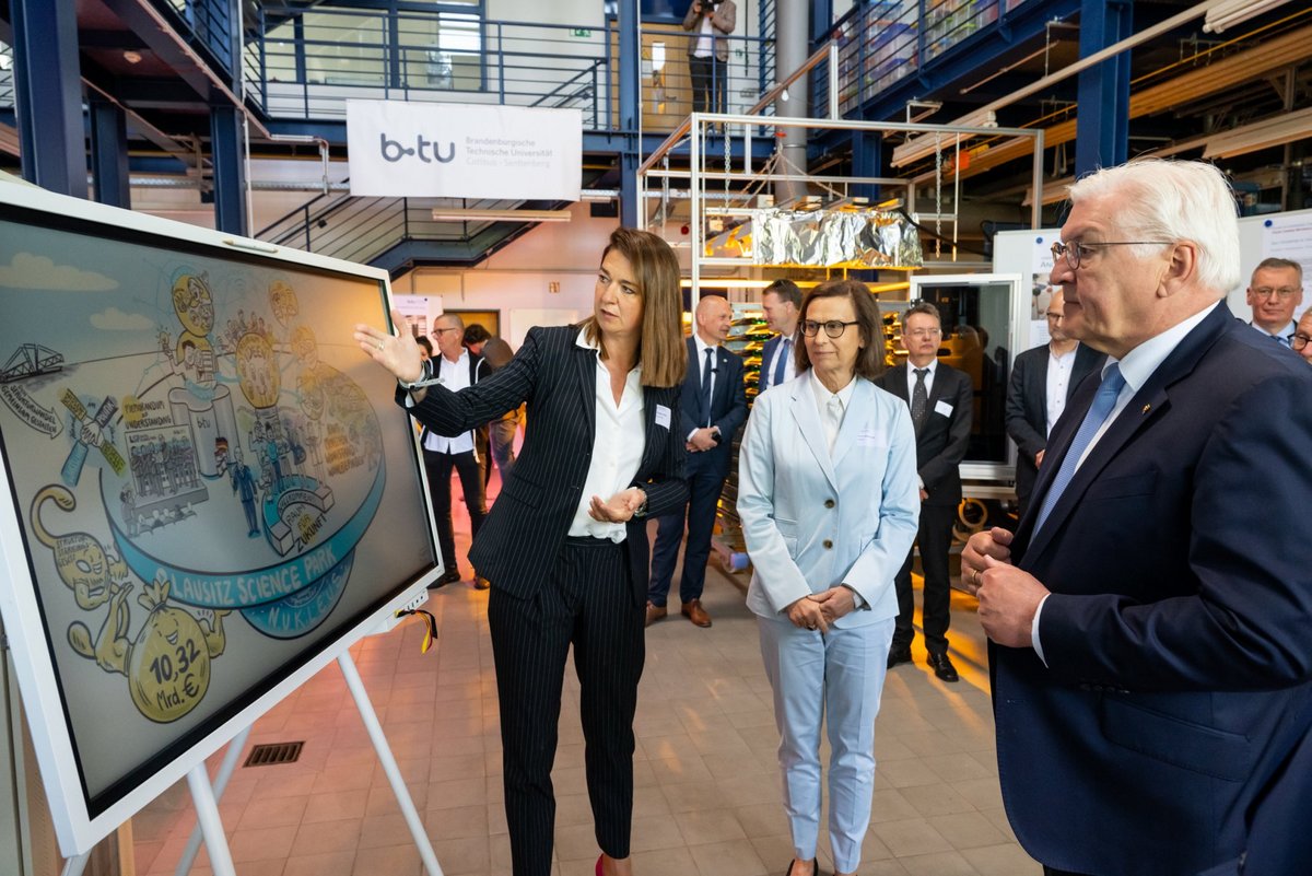 Managing Director of the Lusatia Science Park Ariane Derks explains the project. © Bernd Brundert