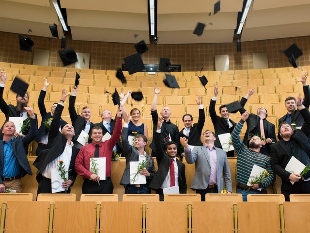 Gruppenfoto der Alumni der fachhochschulischen Studiengänge der Fakultät 3 im Hörsaal.
