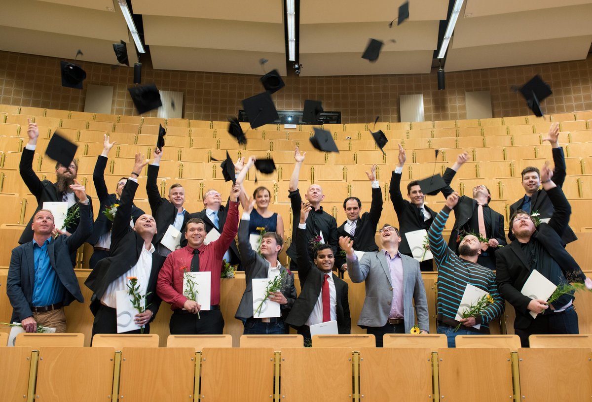 Gruppenfoto der Alumni der fachhochschulischen Studiengänge der Fakultät 3 im Hörsaal.