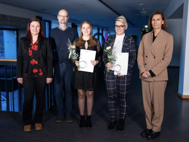 Preisverleihung „Beste MINT-Studentin der BTU“, auf dem Foto (v. re.): die Präsidentin der BTU Prof. Dr. Gesine Grande, die Preisträgerinnen Lina Jessica Manuela Prenzler und Marie Elaine Müller, der Vizepräsident der BTU für Studium und Lehre Prof. Dr. Peer Schmidt, die Stellvertretende Zentrale Gleichstellungsbeauftragte Jenny Scholka. Foto: BTU, Sascha Thor