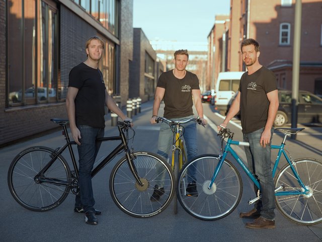 Das Gründerteam mit den neuen Bikes