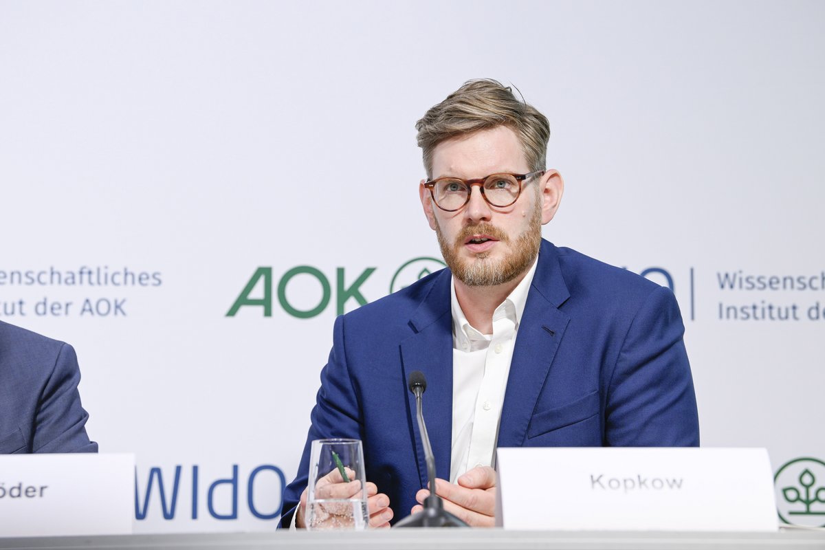 Das Foto zeigt Prof. Dr. Christian Kopkow bei der Vorstellung des Heilmittel-Reports 2026.