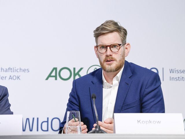 Das Foto zeigt Prof. Dr. Christian Kopkow bei der Vorstellung des Heilmittel-Reports 2026.