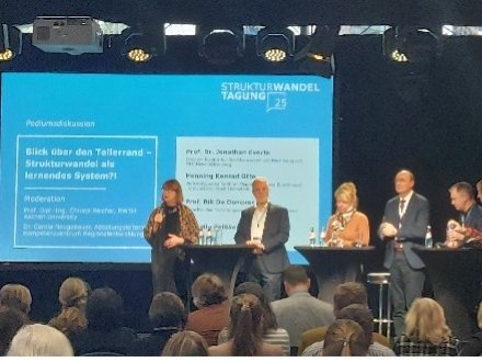 Podiumsdiskusion auf einer Bühne