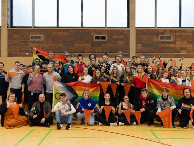 Gruppenbild in der Sporthalle