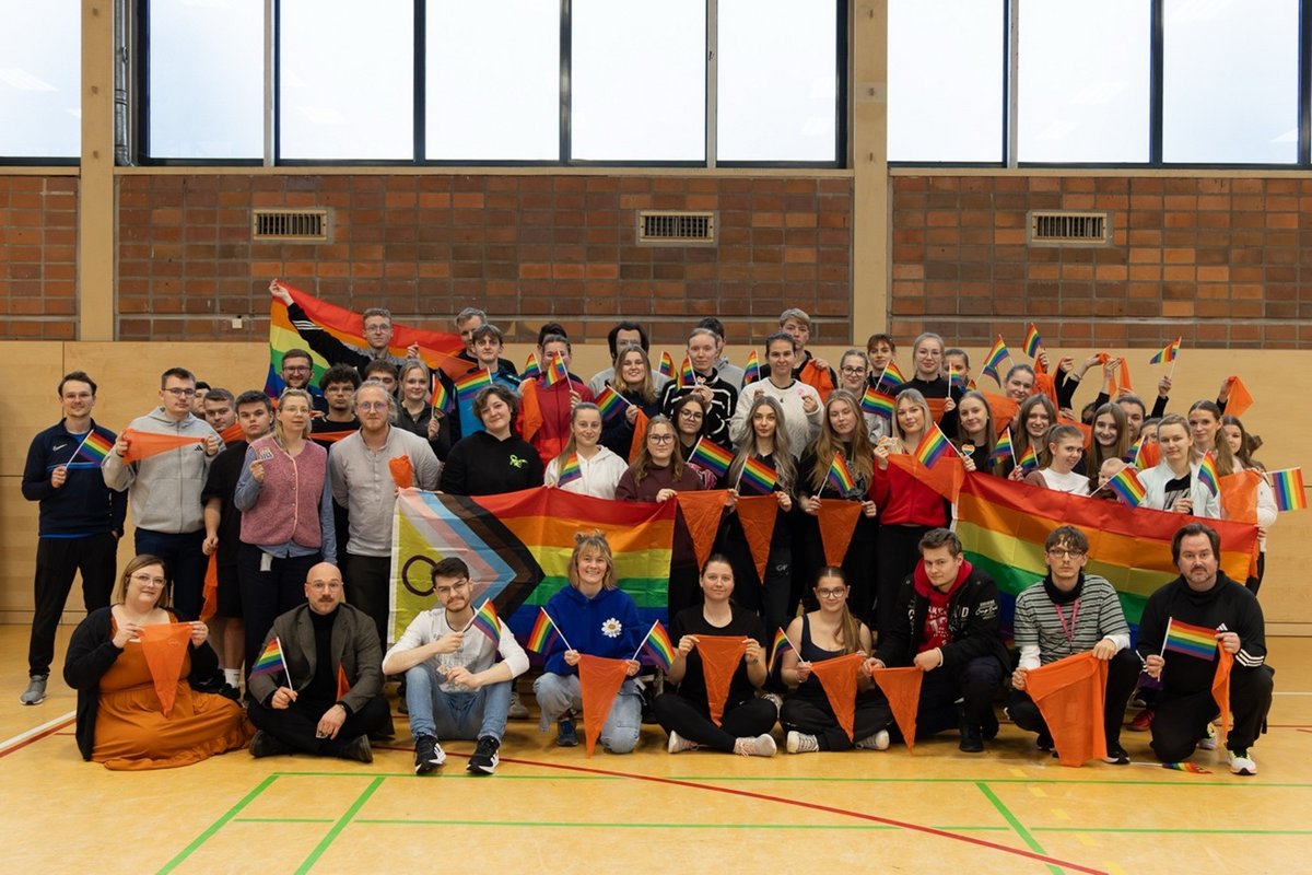 Gruppenbild in der Sporthalle