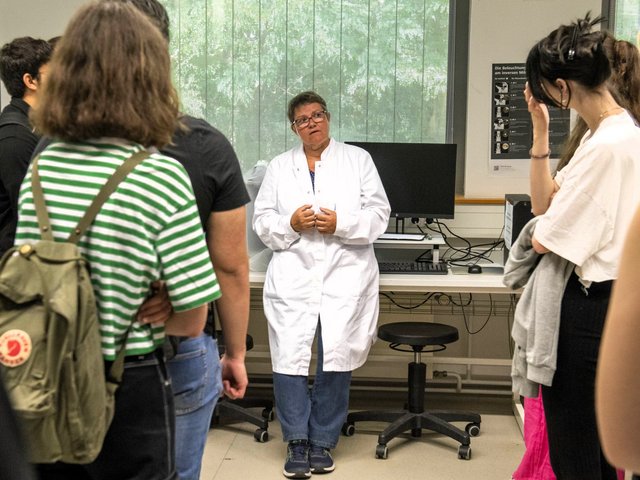 Participants in the 2023 trial course in biotechnology with course director Dr. Barbara Hansen.