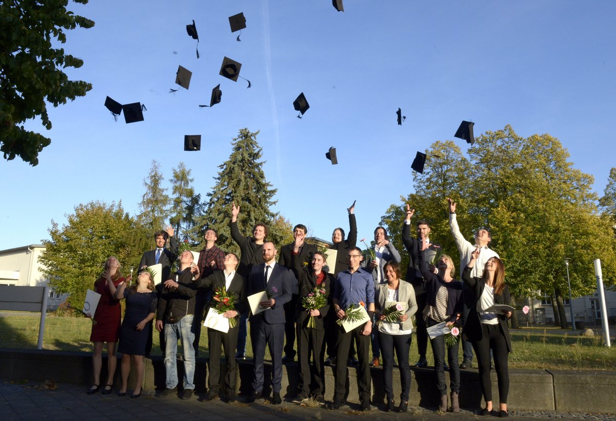 Weitere Impressionen von der feierlichen Zeugnisübergabe - Absolventinnen und Absolventen im Hörsaal und auf dem Campus. 