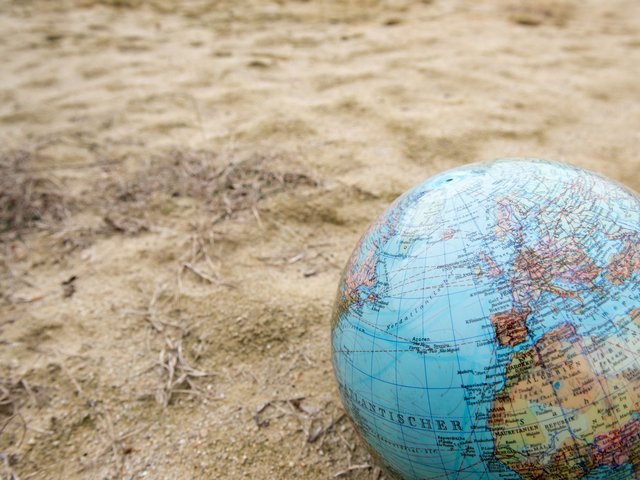 Globus im Sand