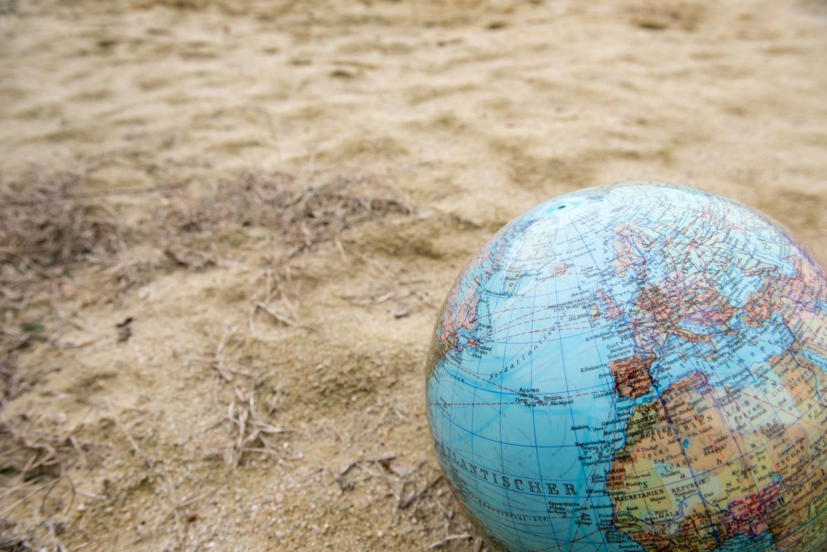 Globus im Sand