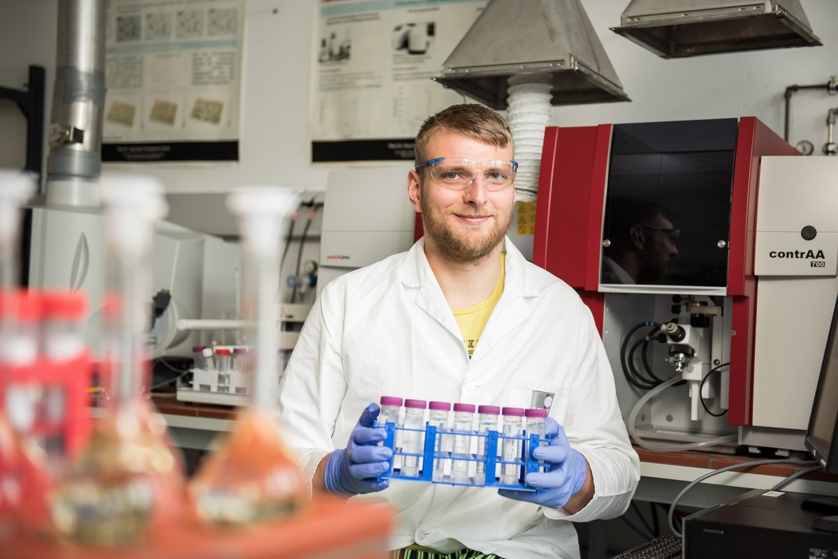 Björn Fiebig bei der Laborarbeit  in der Arbeitsgruppe Physikalische Chemie.