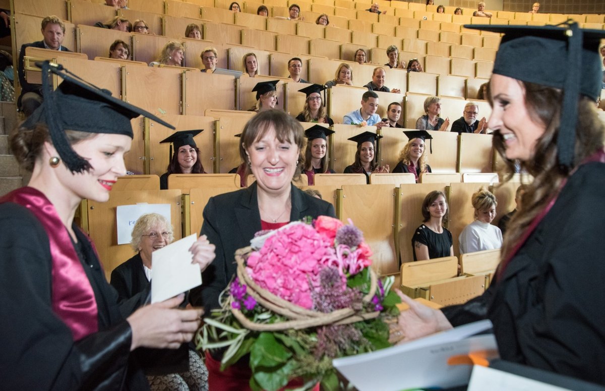 Prof. Dr. Juliane Eichhorn (Bildmitte) mit Absolventinnen des Studiengangs Pflegewissenschaft im Rahmen der Zeugnisübergabe 2017 im Konrad-Zuse-Medienzentrum stehend.