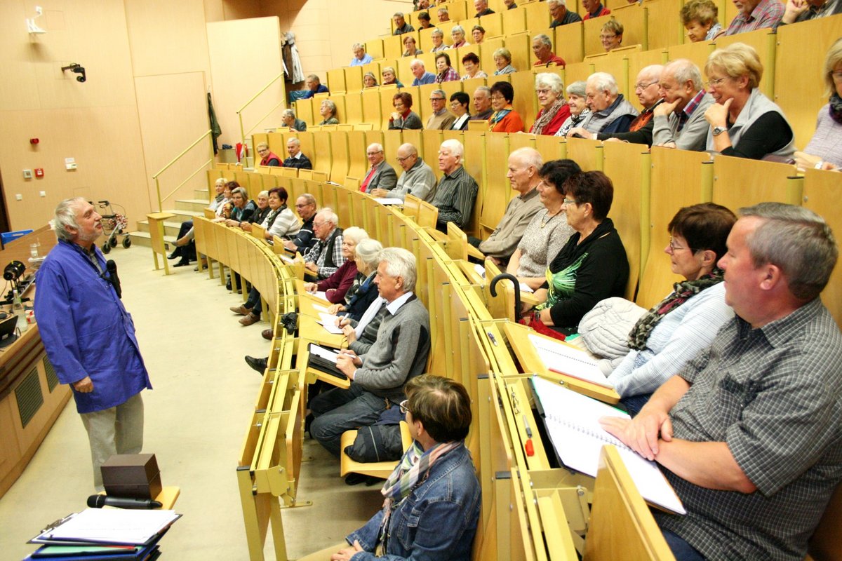 Telilnehmer der Seniorenakademie im großen Hörsaal des Konrad-Zuse-Medienzentrums an der BTU in Senftenberg, wo Dr. Bodo Wold die Auftaktvorlesung zum Wintersemester der Akademie hielt.