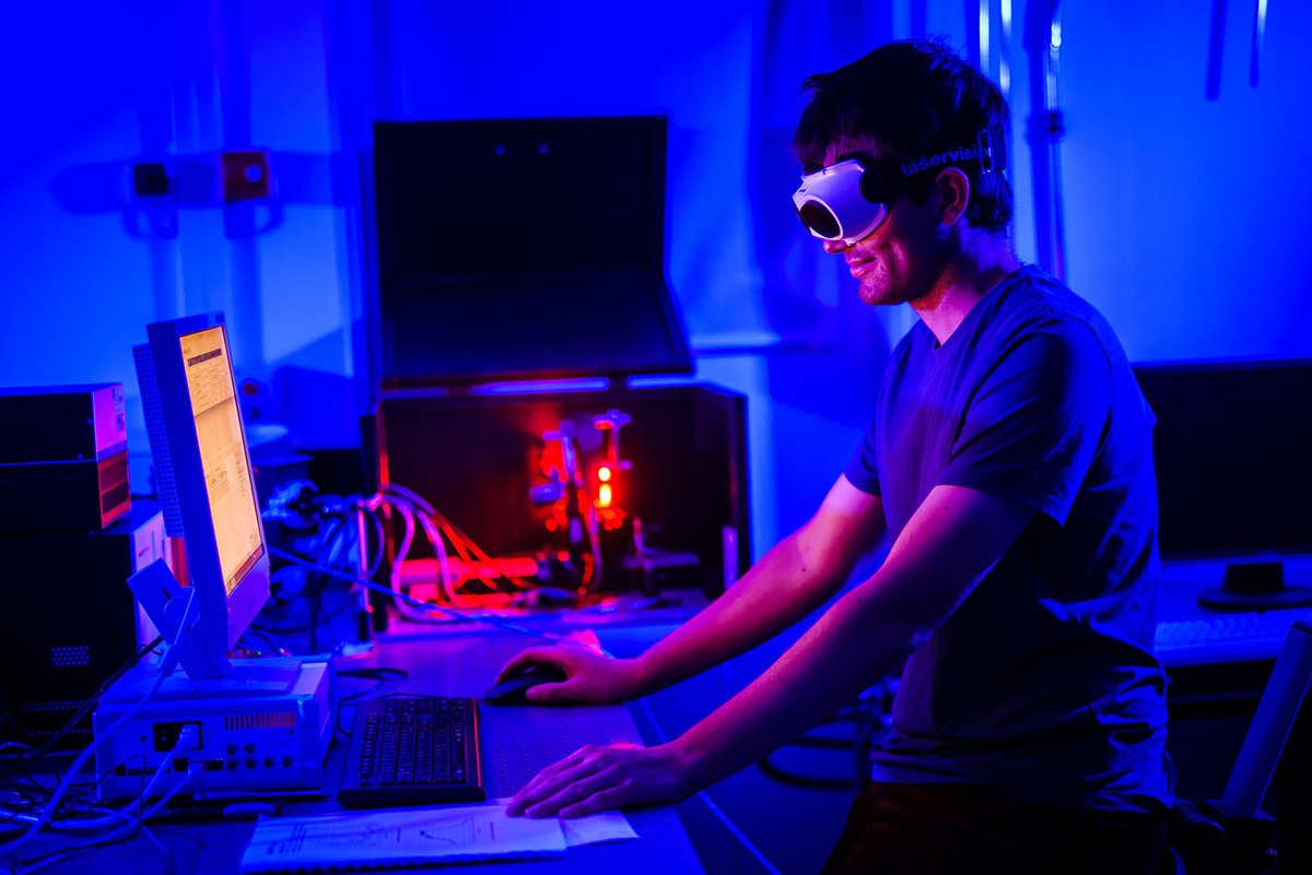Forscher arbeitet mit Schutzbrille an Sensorik-Messplatz
