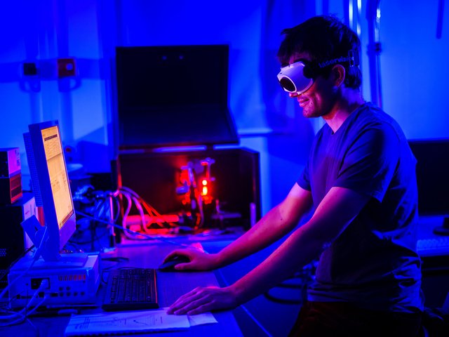 Forscher arbeitet mit Schutzbrille an Sensorik-Messplatz