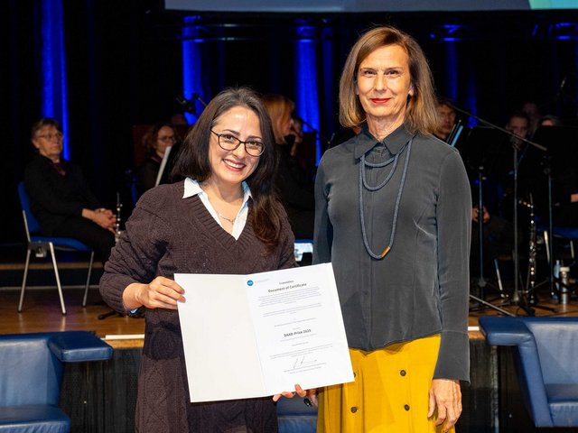 Der DAAD-Preis 2025 wurde Fatemehsadat Toghraie (l.) im Rahmen der Immatrikulationsfeier der BTU verliehen. (Foto: BTU, Sascha Thor)