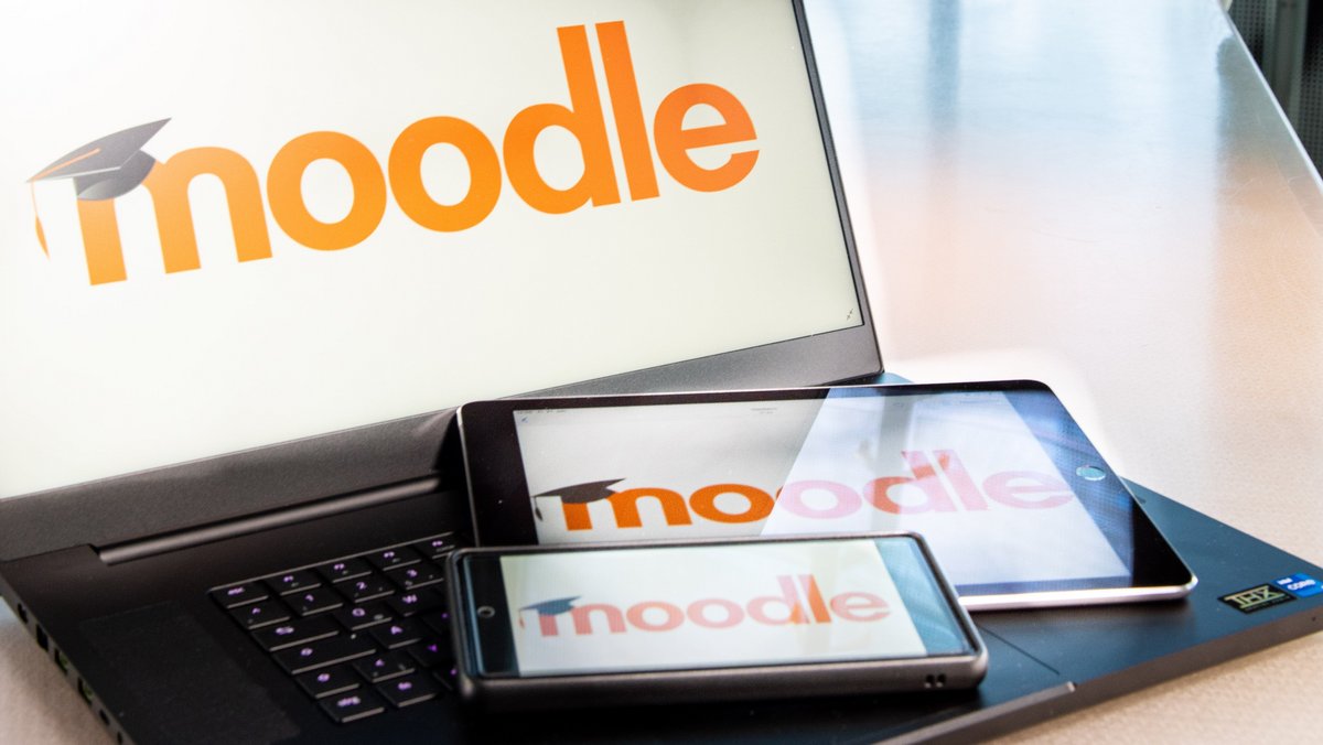 Coverbild zu "Lernplattform Moodle": drei mobile Endgeräte mit Moodle-Logo auf Bildschirm