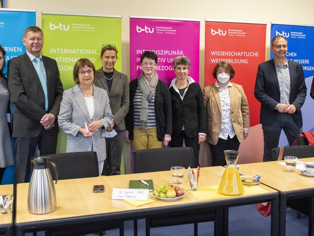 Gruppenbild der teilnehmenden Vertreter*innen aus Politik und Forschung