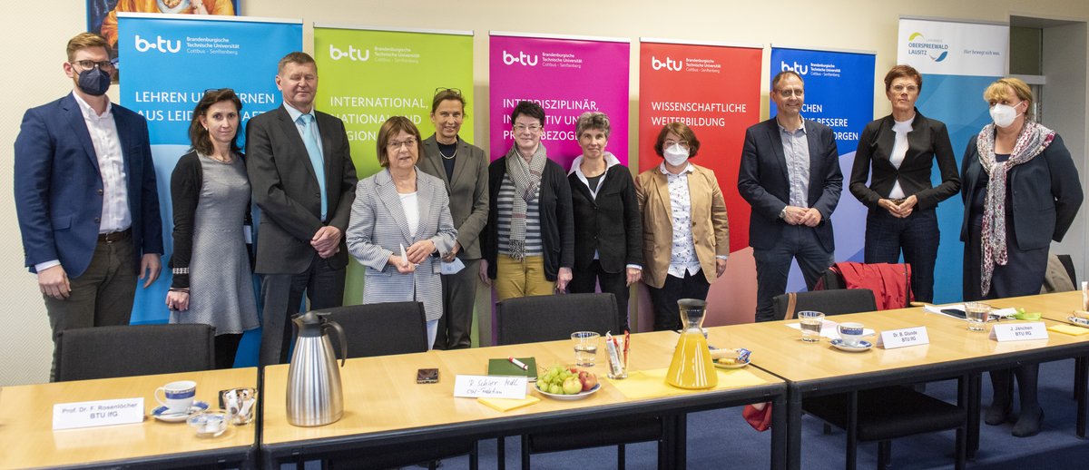 Gruppenbild der teilnehmenden Vertreter*innen aus Politik und Forschung