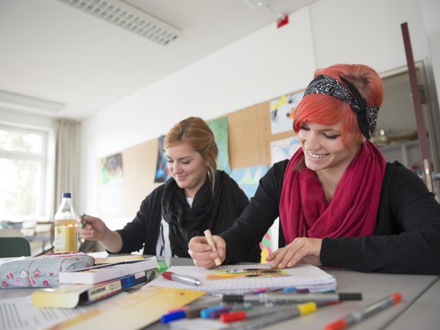 Studierende der Sozialen Arbeit im Medienlabor für künstlerisch-praktische Arbeit