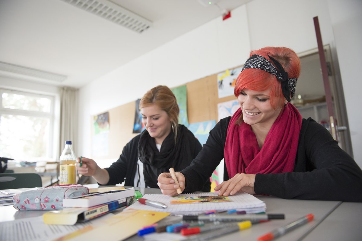 Studierende der Sozialen Arbeit im Medienlabor für künstlerisch-praktische Arbeit