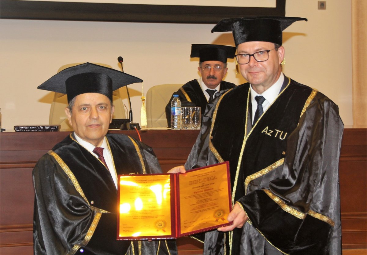 Prof. Sylvio Simon (re.) und der amtierende Rektor der Aserbaidschanischen Technischen Universität Baku (AzTU) Prof. Xaliq Yahudov präsentieren die Urkunde über die Verleihung der Ehrendoktorwürde der AzTU an Prof. Simon.