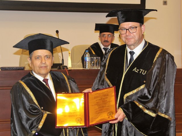 Prof. Sylvio Simon (re.) und der amtierende Rektor der Aserbaidschanischen Technischen Universität Baku (AzTU) Prof. Xaliq Yahudov präsentieren die Urkunde über die Verleihung der Ehrendoktorwürde der AzTU an Prof. Simon.