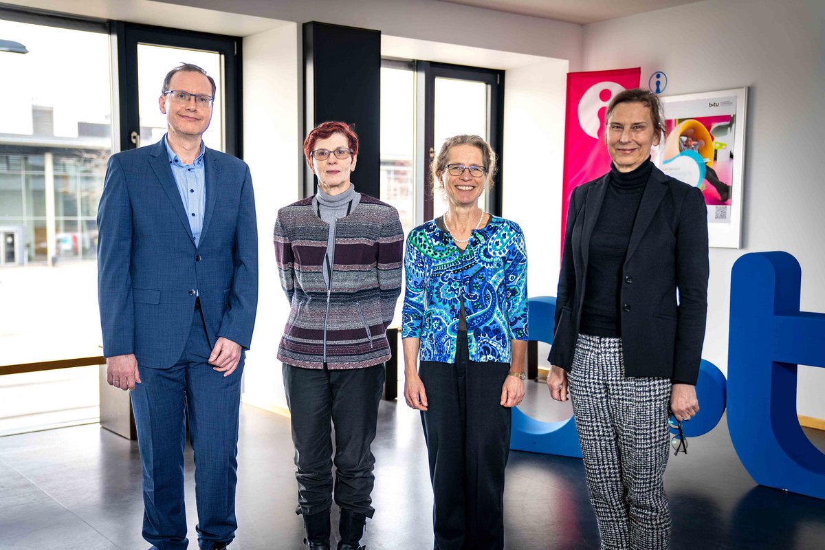 Group photo of the guests with the university management