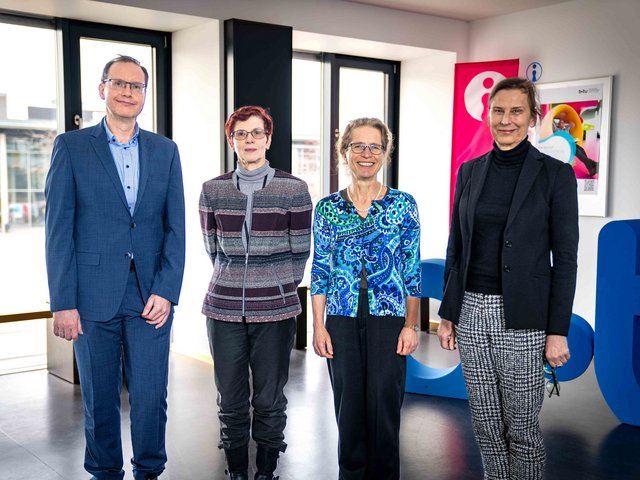 Group photo of the guests with the university management