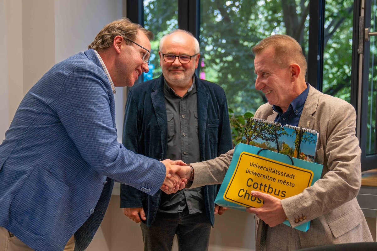 Händeschütteln zwischen Vertretern BTU und polnische Universität