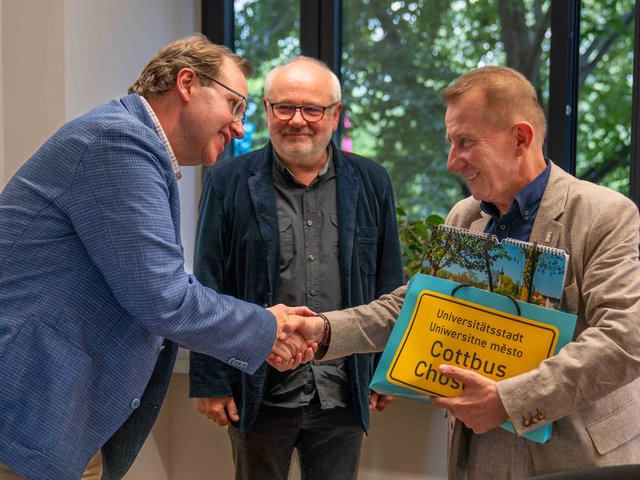Händeschütteln zwischen Vertretern BTU und polnische Universität