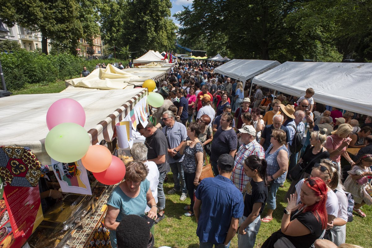 Cottbuser entlang der Stände 