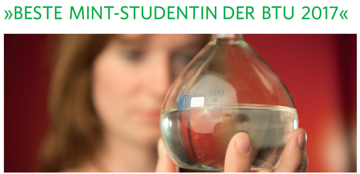 Eine Studentin schaut sich ein Reagenzglas an