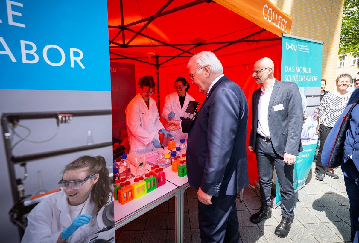 Der Bundespräsident und Prof. Peer Schmidt verfolgen Experimente des mobilen Schülerlabors Science on Tour. © Bernd Brundert